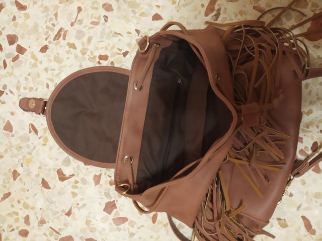 Mochila de piel con flecos