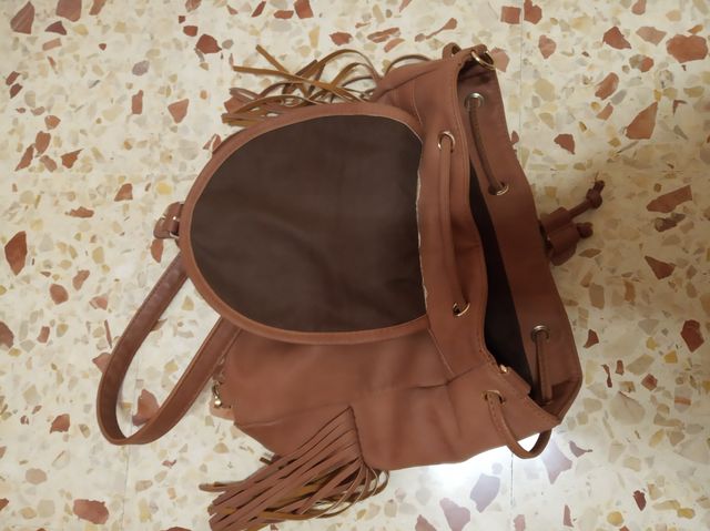 Mochila de piel con flecos