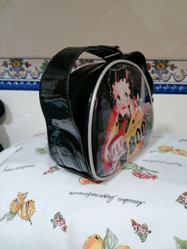 C24. - bolso de mano de charol de Betty Boop