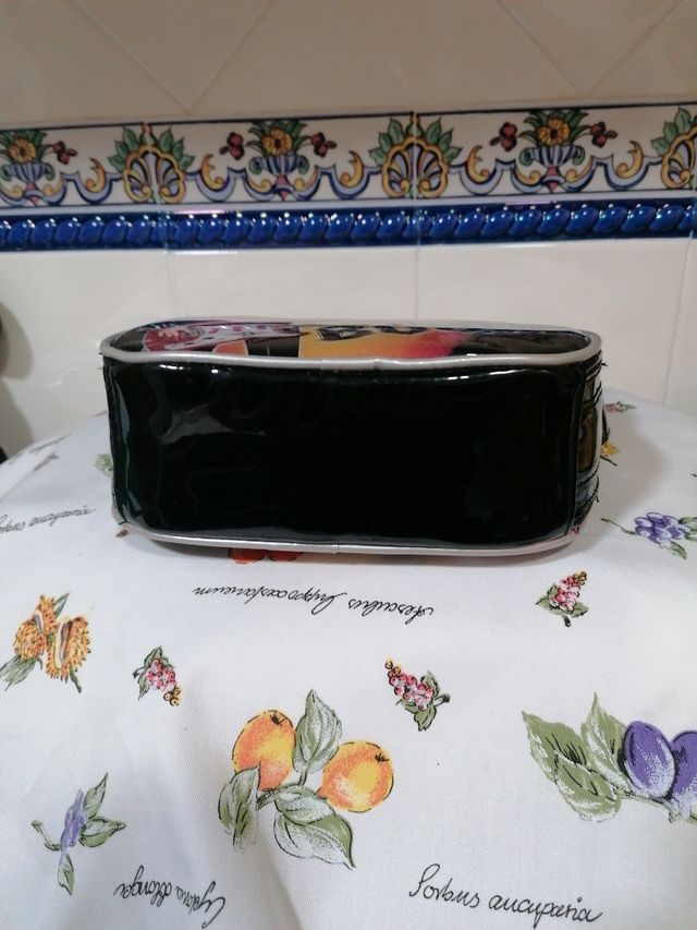 C24. - bolso de mano de charol de Betty Boop