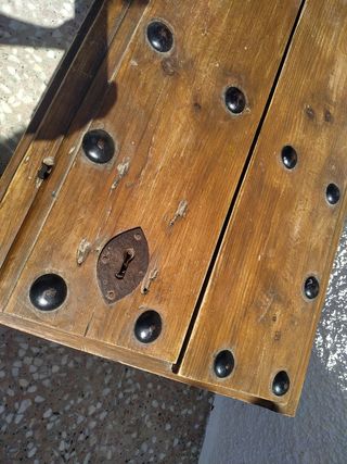 Mesa hecha con hoja de ventana antigua