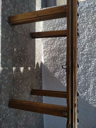 Mesa hecha con hoja de ventana antigua