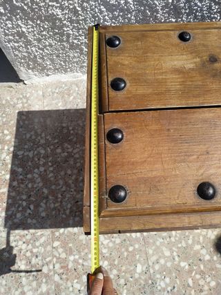 Mesa hecha con hoja de ventana antigua