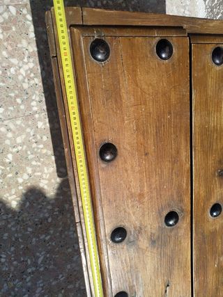 Mesa hecha con hoja de ventana antigua