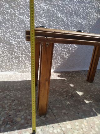 Mesa hecha con hoja de ventana antigua