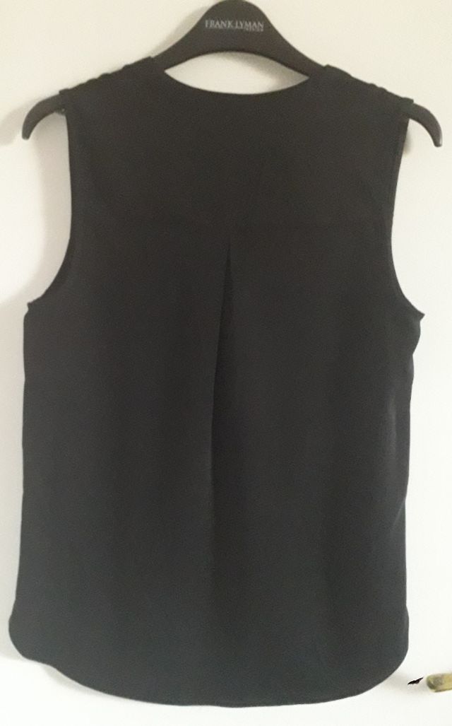 Blusa negra sin mangas y cuello mao