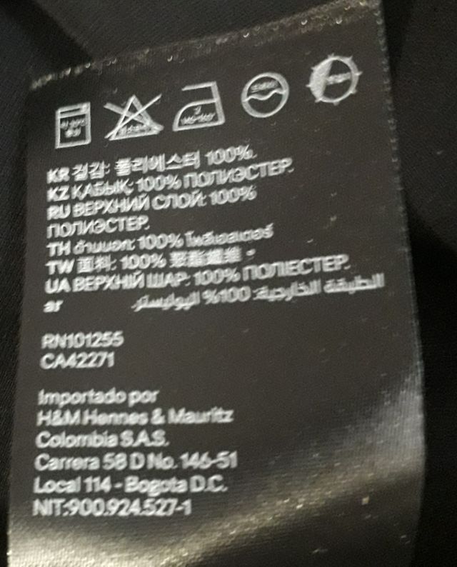 Blusa negra sin mangas y cuello mao