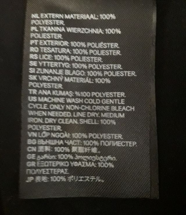 Blusa negra sin mangas y cuello mao