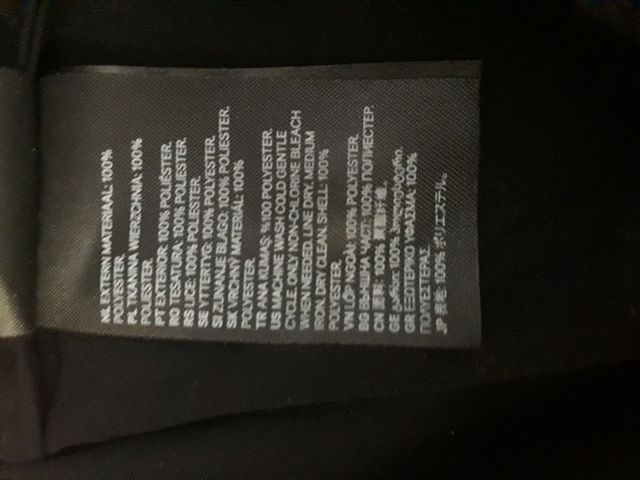 Blusa negra sin mangas y cuello mao