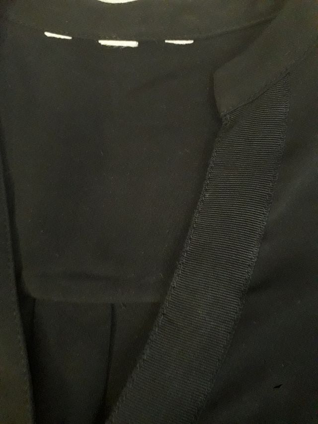 Blusa negra sin mangas y cuello mao