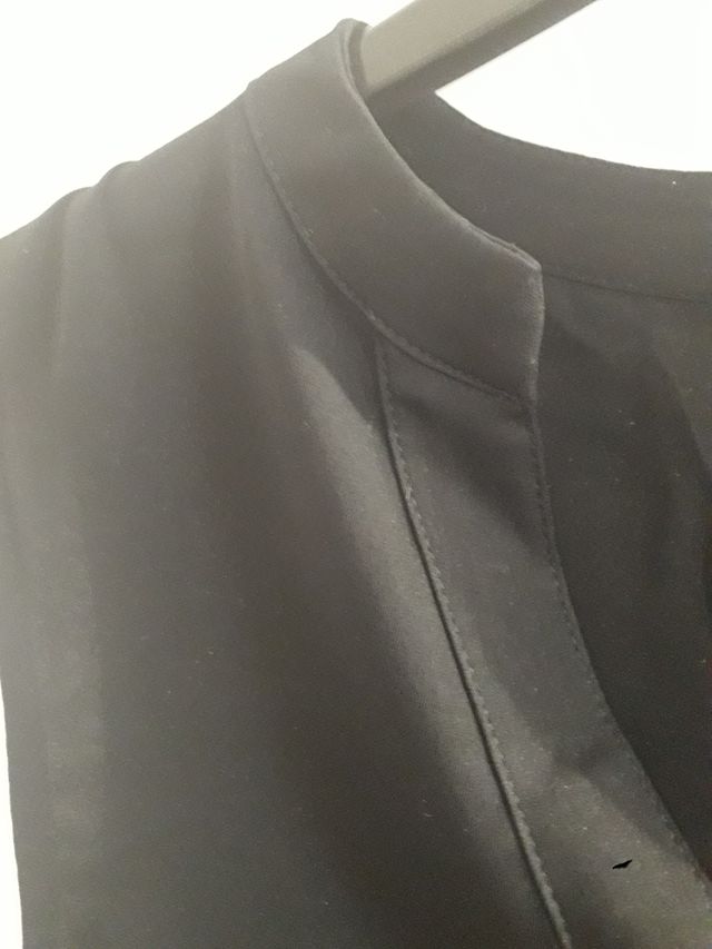 Blusa negra sin mangas y cuello mao