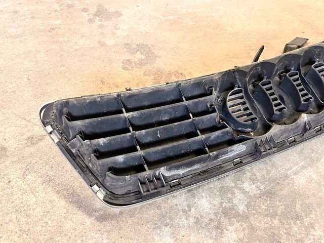Calandra capot Audi A6 año 2001