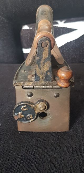 plancha antigua de carbón Mondragón