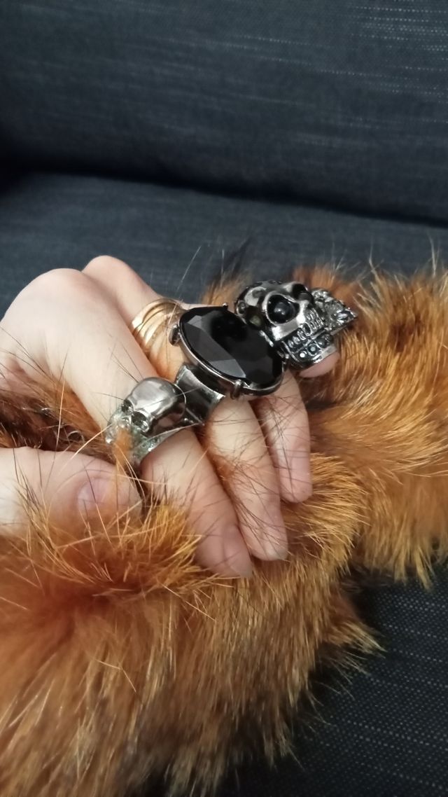 bolso de mano con nudillos de bronce calaveras