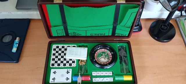 Maletín clásico con juegos varios
