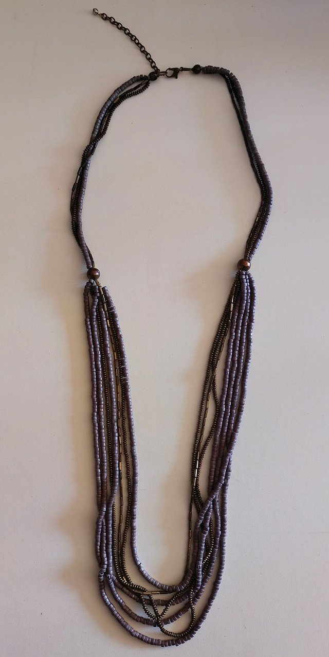 Collana lunga a più fili diversi con perline e ott