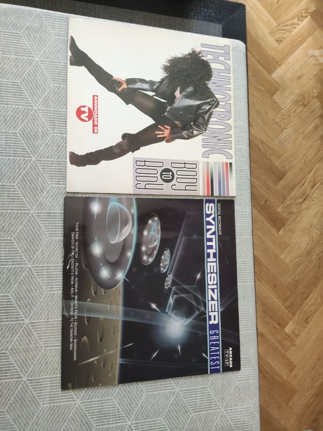 Confezione in vinile Technotronic e sintetizzatore