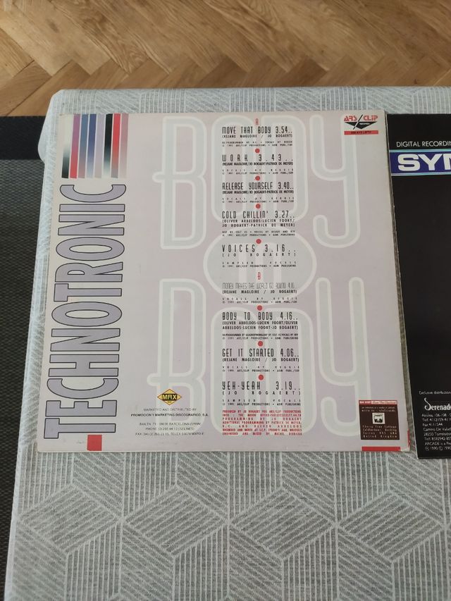 Confezione in vinile Technotronic e sintetizzatore