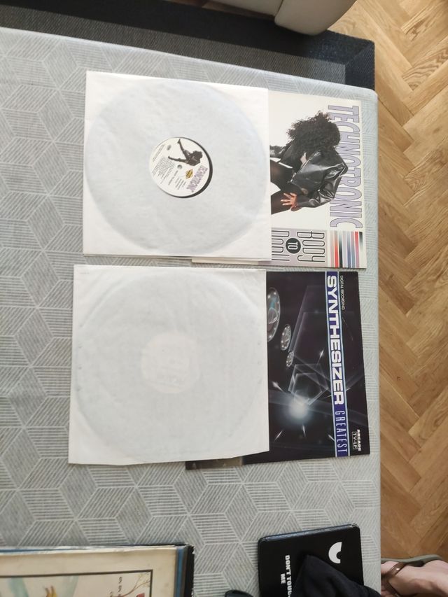Confezione in vinile Technotronic e sintetizzatore
