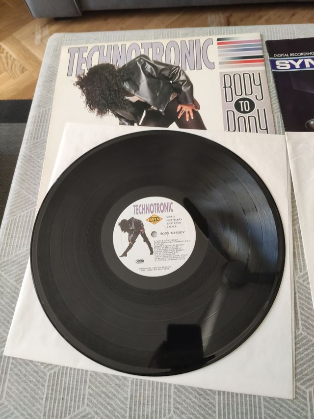 Confezione in vinile Technotronic e sintetizzatore
