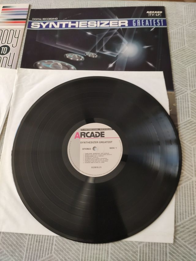 Confezione in vinile Technotronic e sintetizzatore