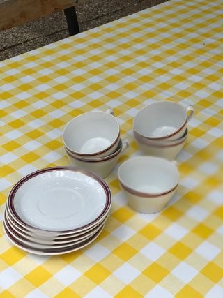 Cinco tazas y platos de café. Tamaño mediano