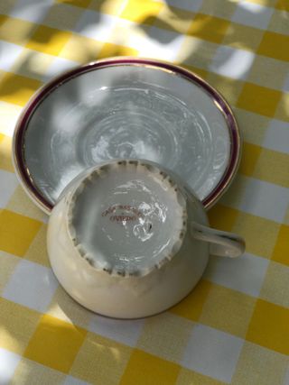 Cinco tazas y platos de café. Tamaño mediano