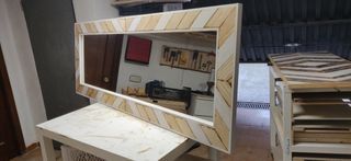 VALDIS: Espejo geométrico de madera