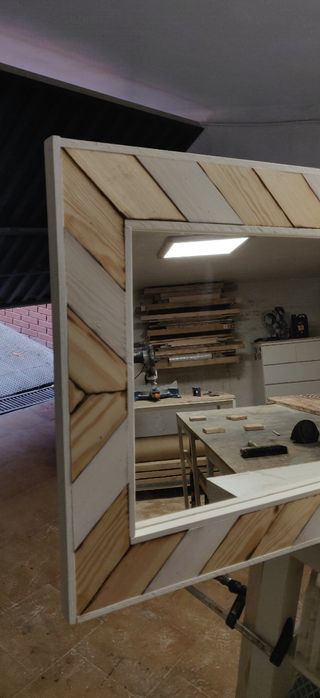 VALDIS: Espejo geométrico de madera