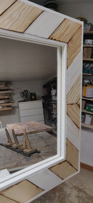 VALDIS: Espejo geométrico de madera