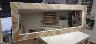 VALDIS: Espejo geométrico de madera