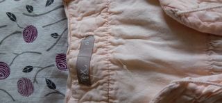 Blusa rosa bebé con detalles cuello y sisa