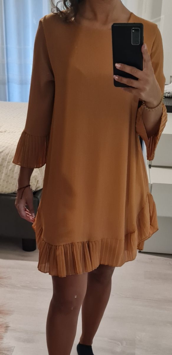 Abito corto con volant