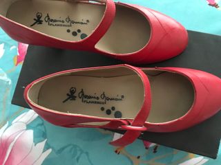 Zapatos de flamenco rojos piel de vacuno.