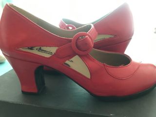 Zapatos de flamenco rojos piel de vacuno.