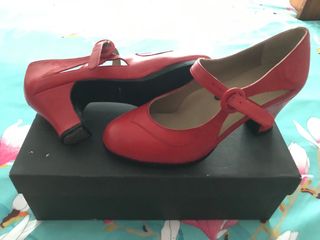 Zapatos de flamenco rojos piel de vacuno.
