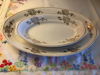 Juego 5 piezas porcelana con ribete dorado