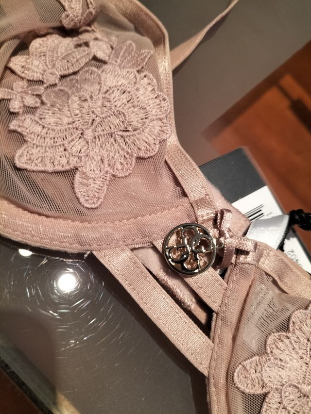 Sujetador Guess.