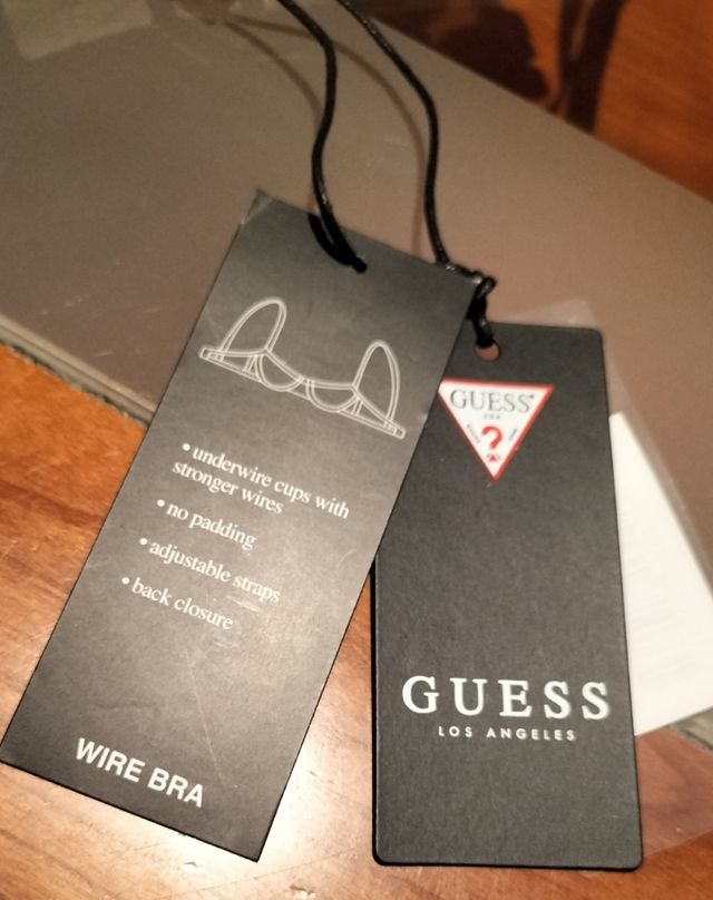 Sujetador Guess.