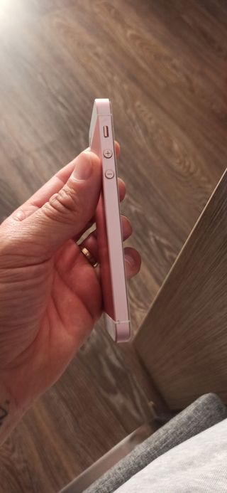 se vende mobil iphone SE . no funciona solo se enc