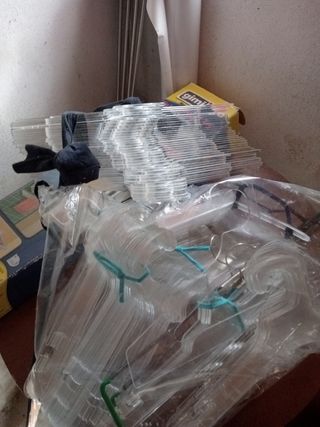 Perchas ,chulas , vintage y limpias.