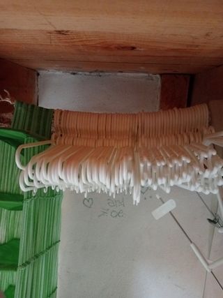 Perchas ,chulas , vintage y limpias.