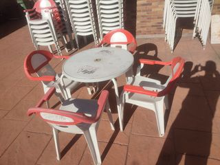 Sillas de terraza y mesas