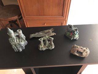 Figuras y piedra de acuario