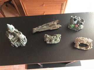 Figuras y piedra de acuario