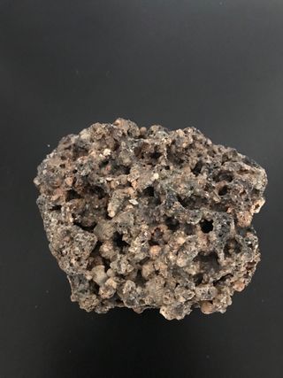 Figuras y piedra de acuario