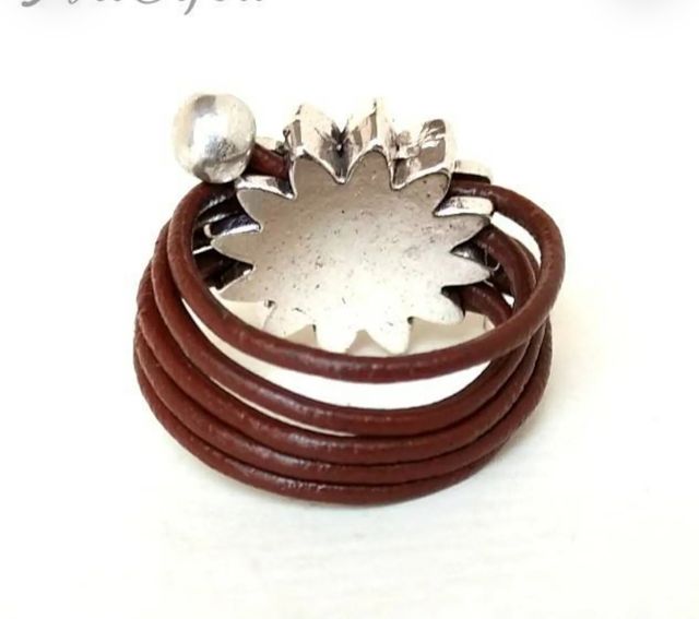 Anillo ajustable de cuero y girasol de Zamak
