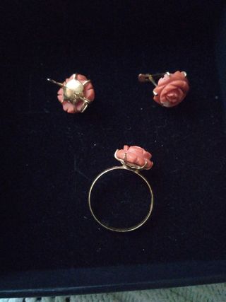 sortija y pendientes de coral