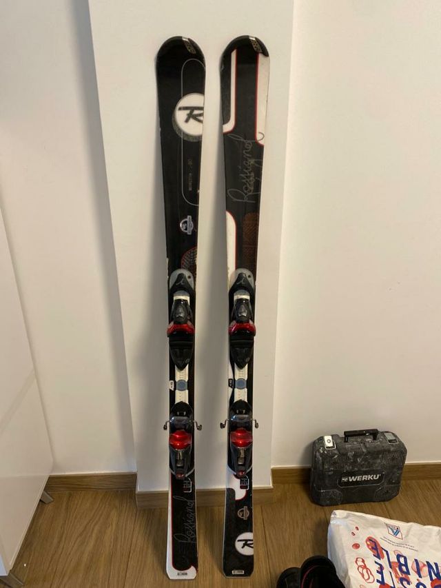 skis