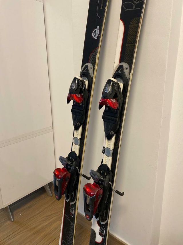skis